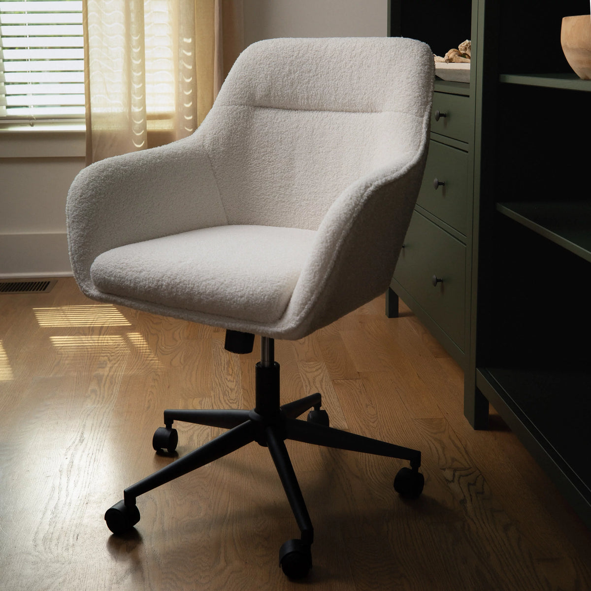 White Upholstered Office Chair Q5993